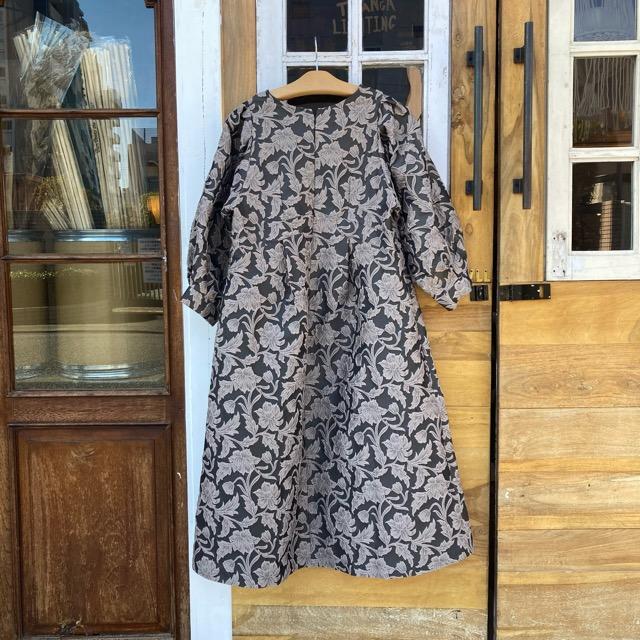 PARIS DE AOUNE Puffy jacquard V-neck tuck dress Beige jacquard Formal dress Military flare dress