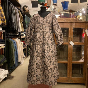PARIS DE AOUNE Puffy jacquard V-neck tuck dress Beige jacquard Formal dress Military flare dress