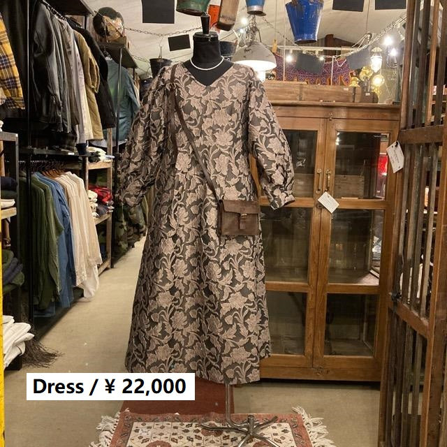 PARIS DE AOUNE Puffy jacquard V-neck tuck dress Beige jacquard Formal dress Military flare dress