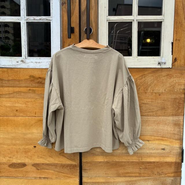 UNIVERSAL SEVEN All-USA Cotton Cuff Gathered Pullover in Greige and Beige, Long Sleeve T-Shirt with Puff Sleeves