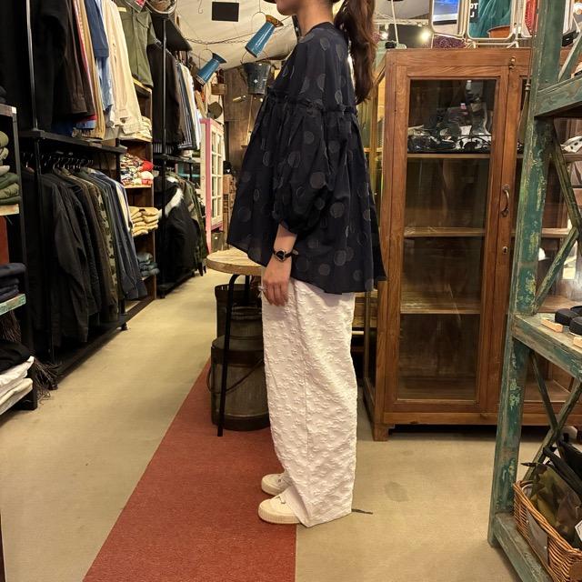 UNIVERSAL TISSU　ユニヴァーサルティシュ　東炊きドットジャガードバンドカラーブラウス　ネイビー×クロドット　シャツ　羽織　コットン　リネン