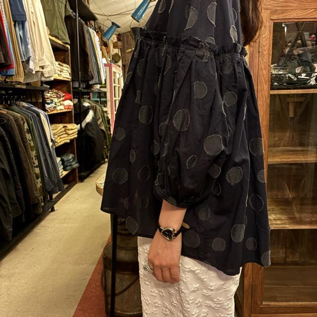 UNIVERSAL TISSU　ユニヴァーサルティシュ　東炊きドットジャガードバンドカラーブラウス　ネイビー×クロドット　シャツ　羽織　コットン　リネン