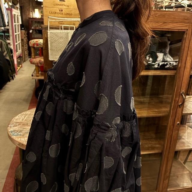 UNIVERSAL TISSU　ユニヴァーサルティシュ　東炊きドットジャガードバンドカラーブラウス　ネイビー×クロドット　シャツ　羽織　コットン　リネン