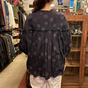 UNIVERSAL TISSU　ユニヴァーサルティシュ　東炊きドットジャガードバンドカラーブラウス　ネイビー×クロドット　シャツ　羽織　コットン　リネン