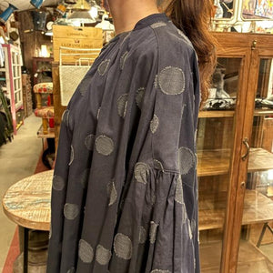 UNIVERSAL TISSU　ユニヴァーサルティシュ　東炊きドットジャガードシャツドレス　ネイビー×クロドット　ワンピース　ロングジャケット　コットン　リネン