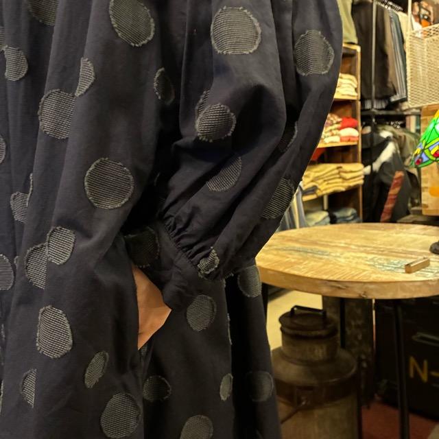 UNIVERSAL TISSU　ユニヴァーサルティシュ　東炊きドットジャガードシャツドレス　ネイビー×クロドット　ワンピース　ロングジャケット　コットン　リネン