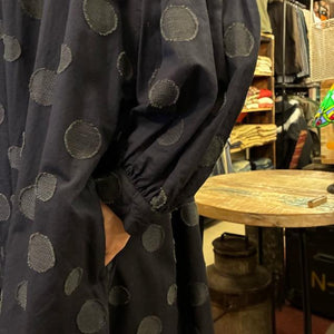 UNIVERSAL TISSU　ユニヴァーサルティシュ　東炊きドットジャガードシャツドレス　ネイビー×クロドット　ワンピース　ロングジャケット　コットン　リネン