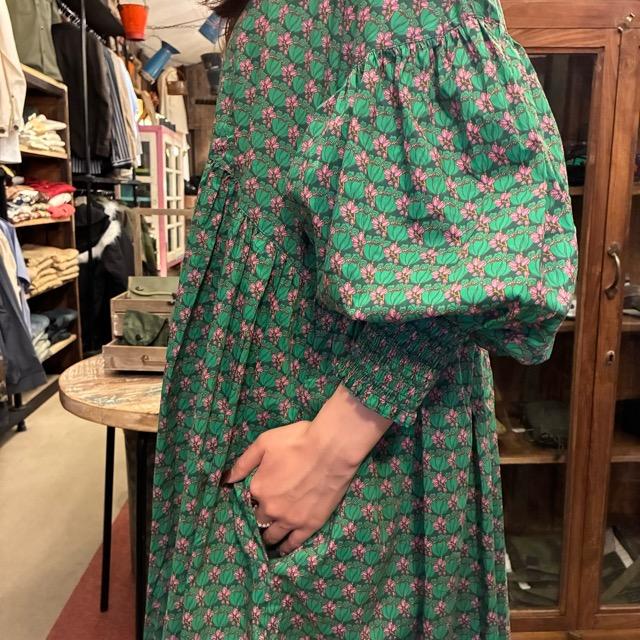 UNIVERSAL TISSU　ユニヴァーサルティシュ　コットンリバティプリントVネックワンピース　グリーンプリント　ロング　UNIVERSAL TISSU　ドレス　日本製　