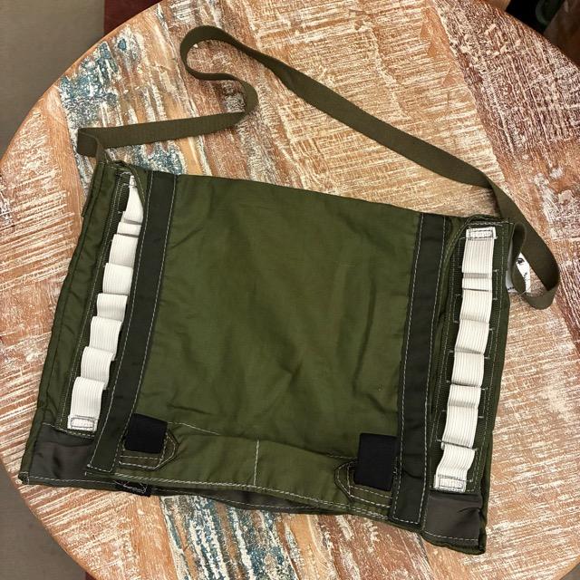 フランス　パラシュートホルダー サコッシュ　リメイク　ファッション　バッグ　ショルダーバッグ　軍物　ミリタリー　小物　ポシェット　ポーチ　お散歩バッグ