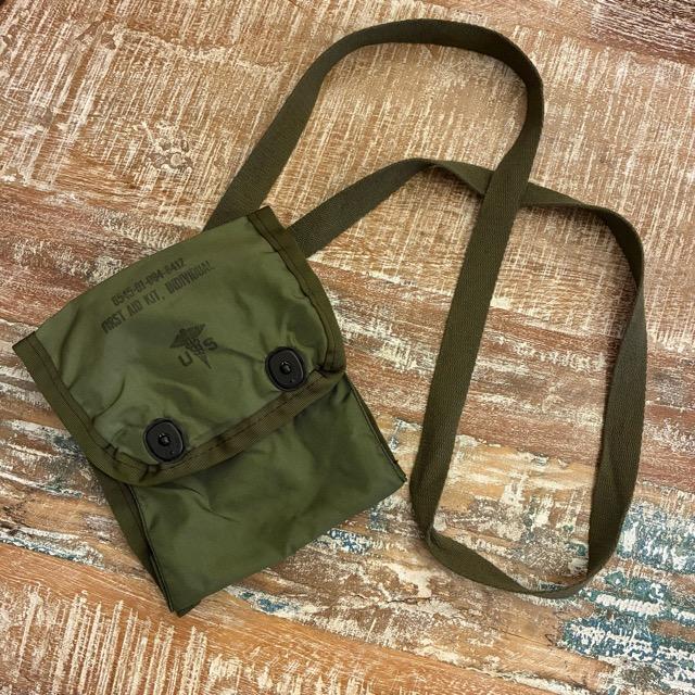 アメリカ　ファーストエイドキット ショルダーポーチ　軍物　ミリタリー　ショルダーバッグ　ポーチ　US　デッドストック