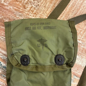 アメリカ　ファーストエイドキット ショルダーポーチ　軍物　ミリタリー　ショルダーバッグ　ポーチ　US　デッドストック
