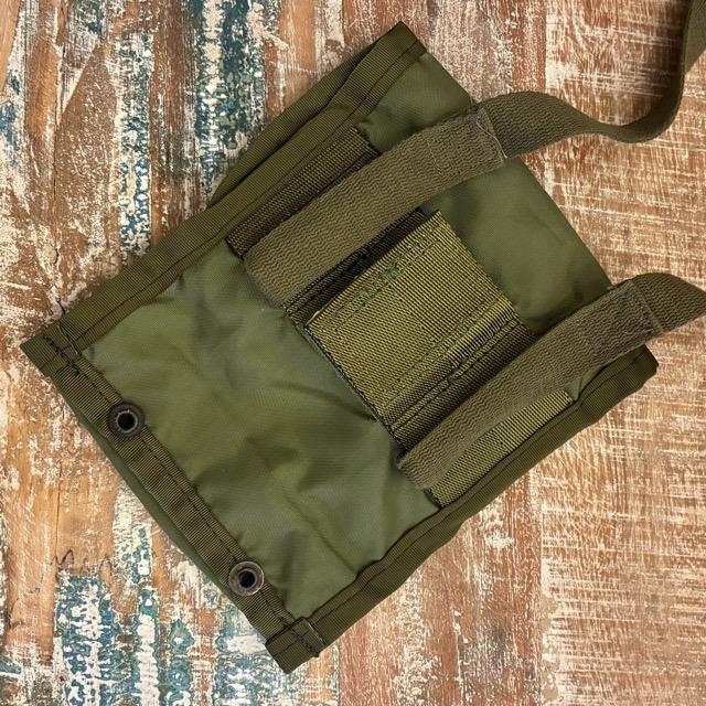 アメリカ　ファーストエイドキット ショルダーポーチ　軍物　ミリタリー　ショルダーバッグ　ポーチ　US　デッドストック