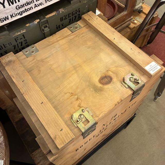 イタリア軍　BOMBE ILLUMINANTI　イルミナティ ウッドボックス　家具　インテリア　収納　軍物　ウッド　木箱　小物入れ　オリーブ　ガレージ　工具箱　ボム　