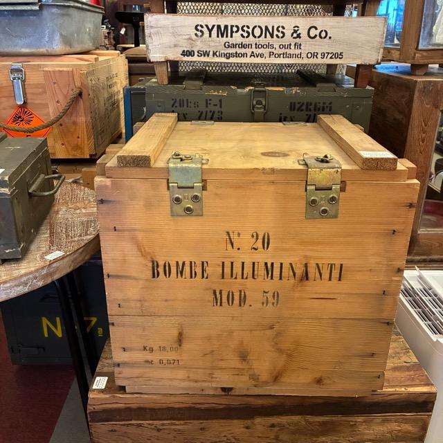 イタリア軍　BOMBE ILLUMINANTI　イルミナティ ウッドボックス　家具　インテリア　収納　軍物　ウッド　木箱　小物入れ　オリーブ　ガレージ　工具箱　ボム　
