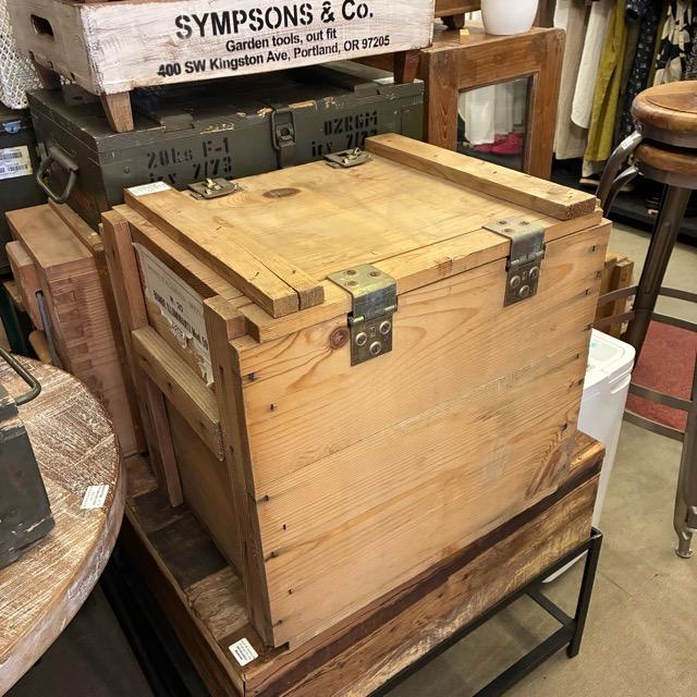 イタリア軍　BOMBE ILLUMINANTI　イルミナティ ウッドボックス　家具　インテリア　収納　軍物　ウッド　木箱　小物入れ　オリーブ　ガレージ　工具箱　ボム　
