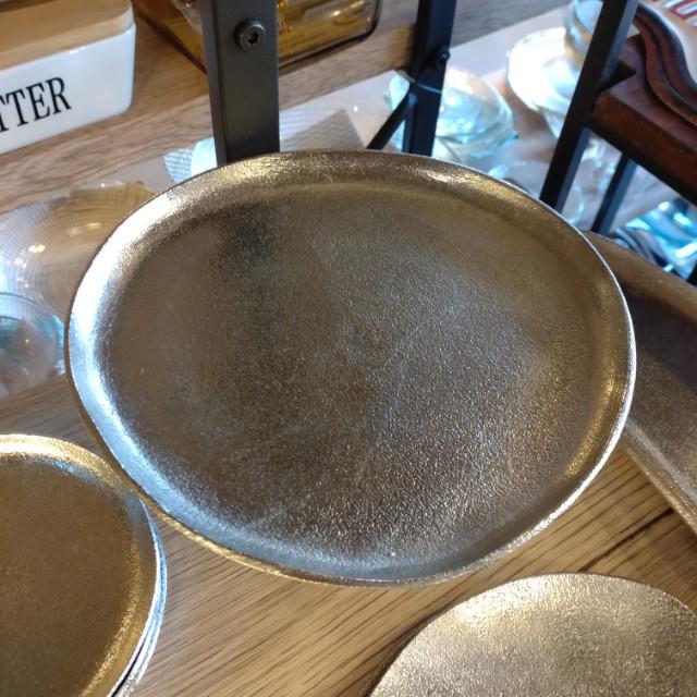 インド　アルミスタンドトレイ　L　トレー　小物入れ　アルミニウム 　灰皿　アクセサリー　キートレイ 　物置き　鍵置き　プレゼント　ギフト