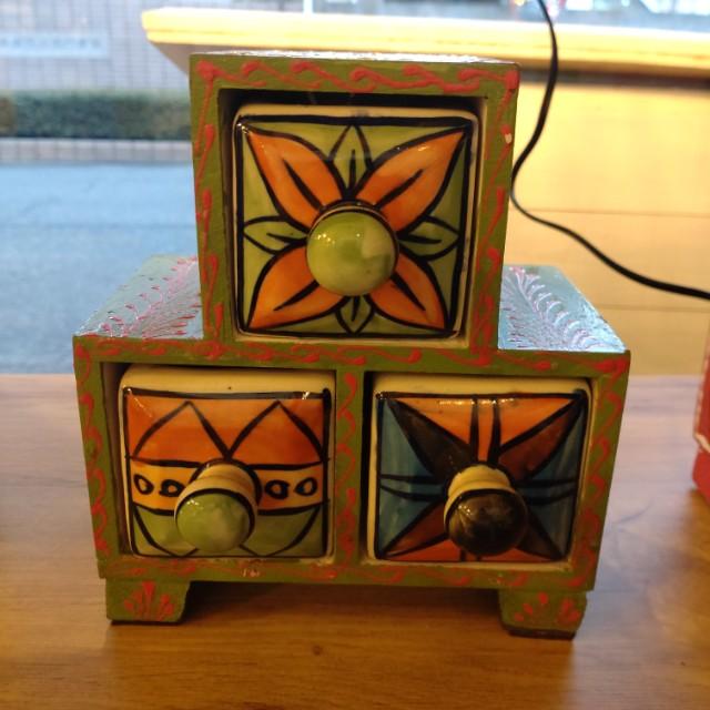 INDIA　BLUE POTTERY　3DRAWERS CHEST　２COLORS IN TOTAL　DRAWER　OBJECT　ENTRANCE STORAGE　MEHNDI ART　KEY CASE　SEAL HOLDER　