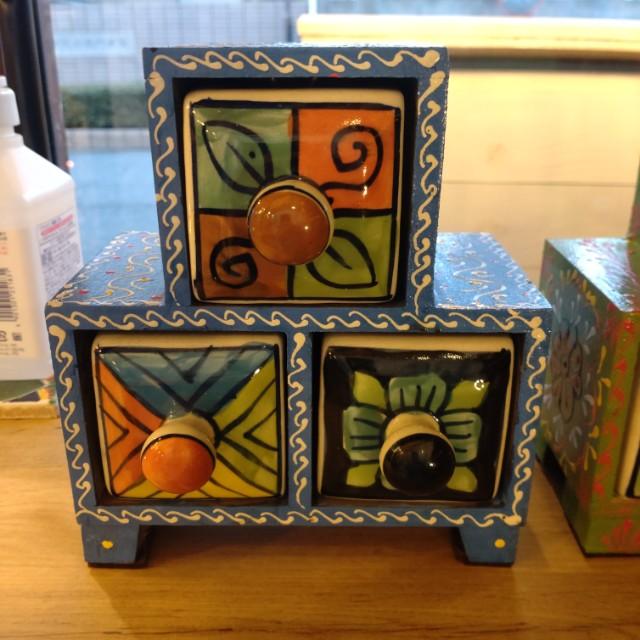 INDIA　BLUE POTTERY　3DRAWERS CHEST　２COLORS IN TOTAL　DRAWER　OBJECT　ENTRANCE STORAGE　MEHNDI ART　KEY CASE　SEAL HOLDER　