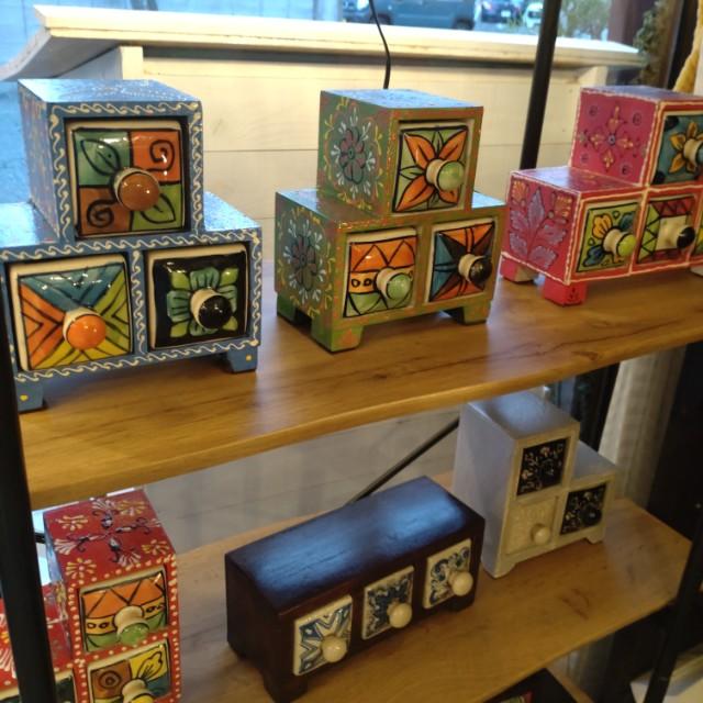 INDIA　BLUE POTTERY　3DRAWERS CHEST　２COLORS IN TOTAL　DRAWER　OBJECT　ENTRANCE STORAGE　MEHNDI ART　KEY CASE　SEAL HOLDER　