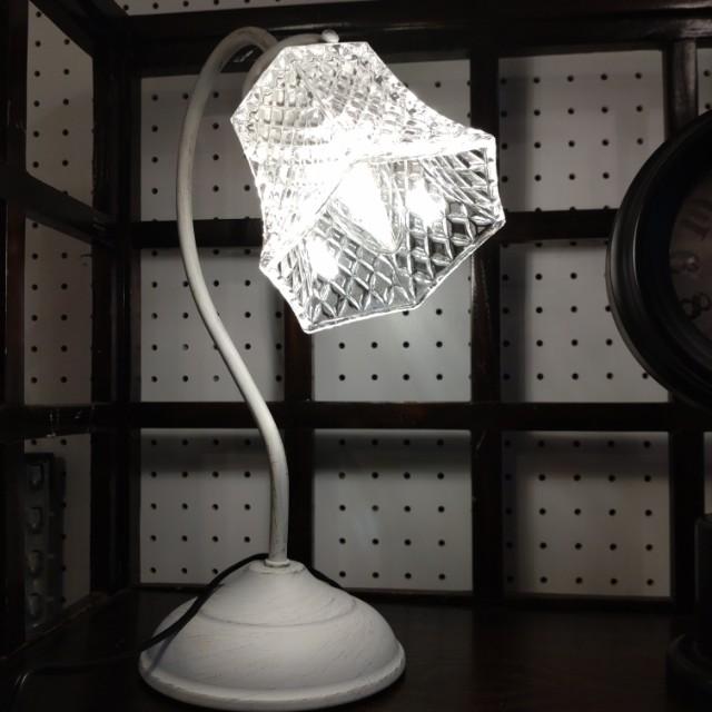Touch-sensitive table lamp, OF-069, suitable for desks, tabletops, and interior furnishings. White, antique finish.