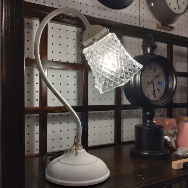 Touch-sensitive table lamp, OF-069, suitable for desks, tabletops, and interior furnishings. White, antique finish.