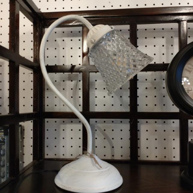 Touch-sensitive table lamp, OF-069, suitable for desks, tabletops, and interior furnishings. White, antique finish.