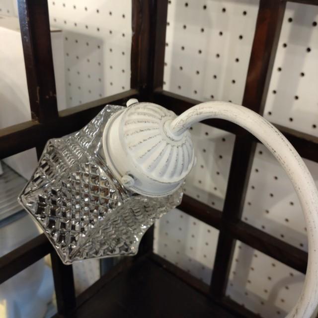 Touch-sensitive table lamp, OF-069, suitable for desks, tabletops, and interior furnishings. White, antique finish.