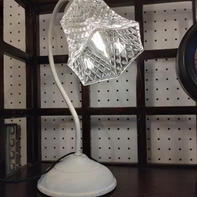 Touch-sensitive table lamp, OF-069, suitable for desks, tabletops, and interior furnishings. White, antique finish.