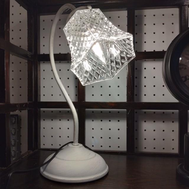 Touch-sensitive table lamp, OF-069, suitable for desks, tabletops, and interior furnishings. White, antique finish.