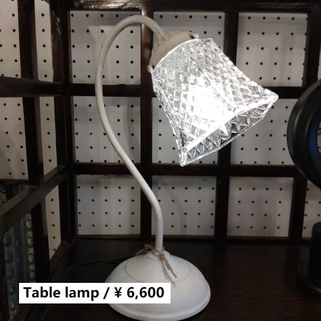 Touch-sensitive table lamp, OF-069, suitable for desks, tabletops, and interior furnishings. White, antique finish.