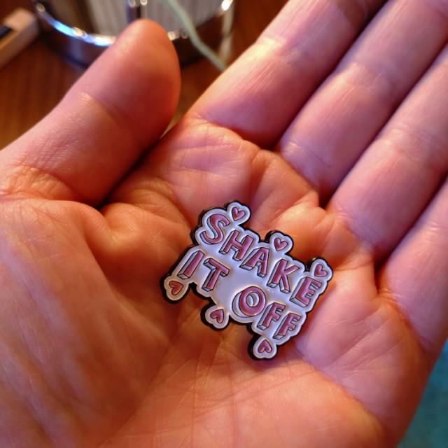 TOPANGA Jewelry　ピンブローチ　SHAKE IT　OFF　気にしない！　気にしてなんかいられない！　ポジティブメッセージ