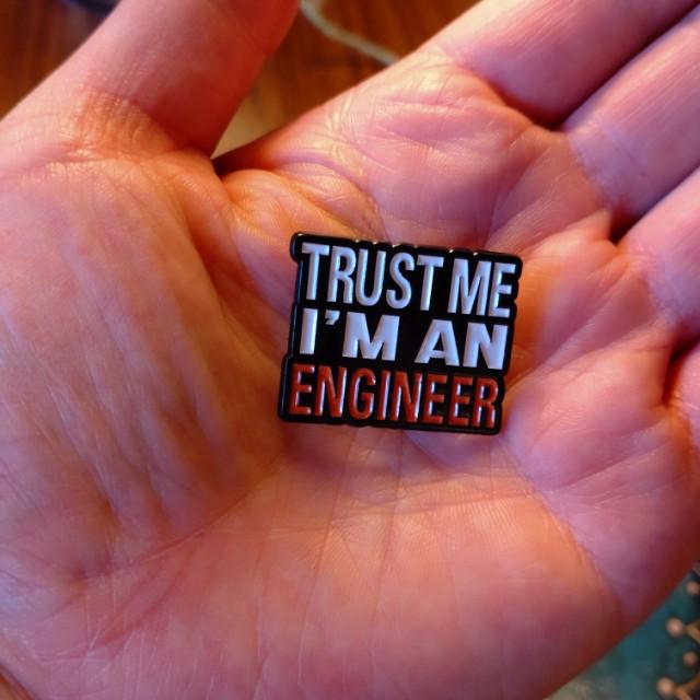 TOPANGA Jewelry　ピンブローチ　TRUST ME　I’M AN ENGINEER　エンジニアの私を信じて！　ポジティブメッセージ