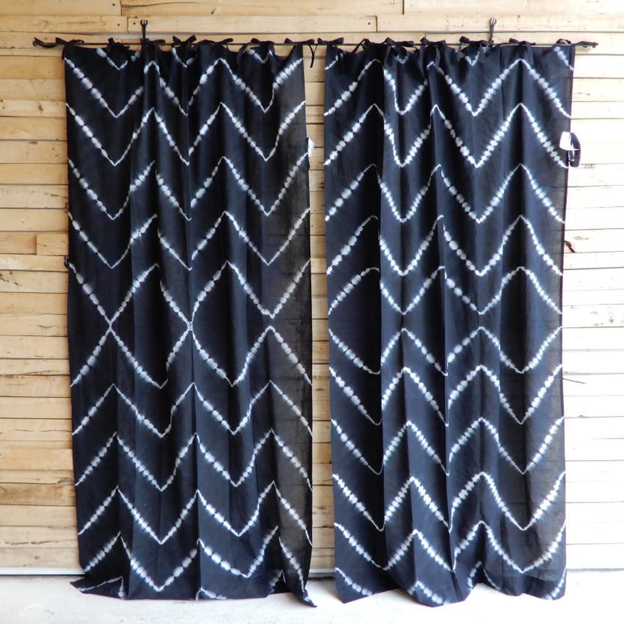 TOPANGA　Shibori　Curtain　シボリカーテン　W110xH200cm　黒