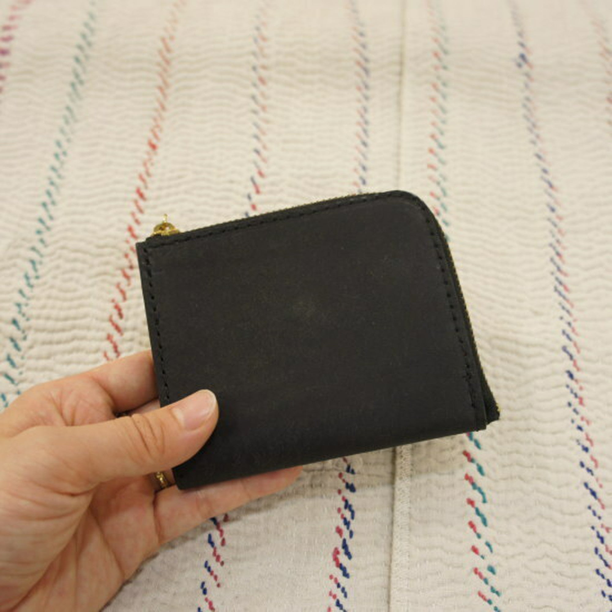SARANAM (サラナン) プエブロレザーL字コンパクト財布 ブラック – BON